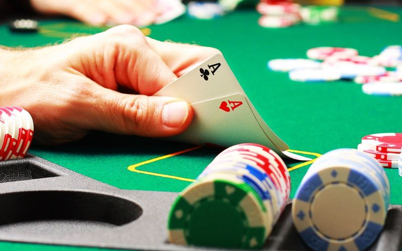 Đánh bài poker là gì?